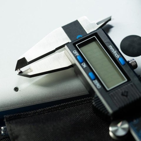 Cyfrowa suwmiarka iFixit w kolorze niebieskim z ekranem LCD