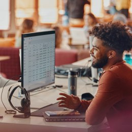 Zestaw słuchawkowy POLY Voyager Focus 2 USB-C-C z przejściówką USB-C/A i podst. ładującą