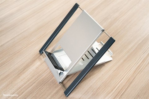 Neomounts NSLS100 stojak na laptop Półka wysięgnikowa na notebooka Srebrny 55,9 cm (22")